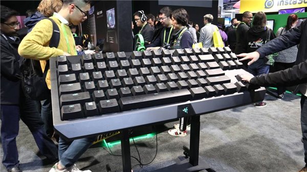 超大號雷蛇機械鍵盤現身CES 2018 超大號雷蛇機械鍵盤現身CES 2018