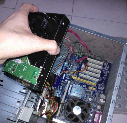 臺(tái)式電腦灰塵清理圖解