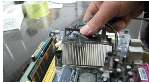 電腦cpu風(fēng)扇拆卸教程 電腦cpu風(fēng)扇拆卸教程