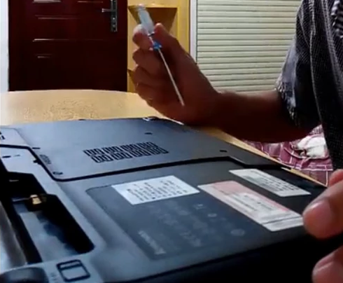 如何為筆記本電腦安裝內存條 如何為筆記本電腦安裝內存條